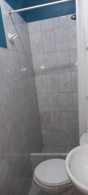Dusch, handdukar, tvål och toalettpapper