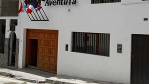 A building with a sign reading "Hostal Aventura" and multiple windows. - Hostal Aventura (Cajamarca)