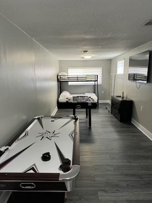 4 عدّة غرف نوم ومكواة/لوح كي وواي فاي وملاءات أسرّة