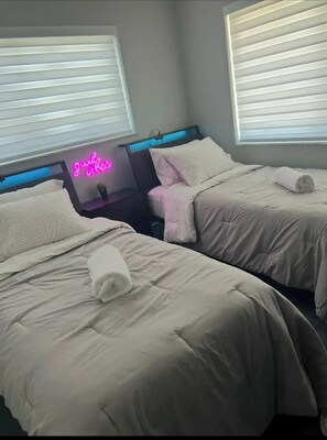 4 عدّة غرف نوم ومكواة/لوح كي وواي فاي وملاءات أسرّة