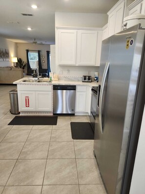 Micro-ondes, four, plaque de cuisson, lave-vaisselle