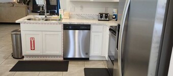 3-bedroom townhome in brilliant Jacksonville with WiFi, AC perfect distance.