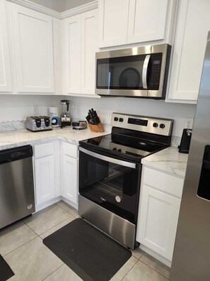 Mikrowelle, Ofen, Herdplatte, Geschirrspüler