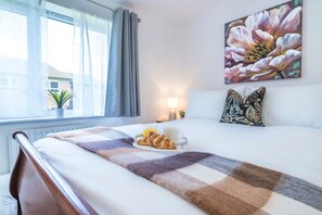 2 slaapkamers, een strijkplank/strijkijzer, internet, beddengoed