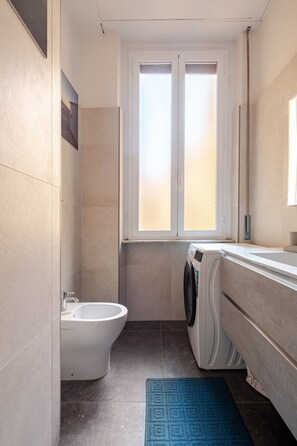 Sèche-cheveux, serviettes fournies, savon, papier toilette