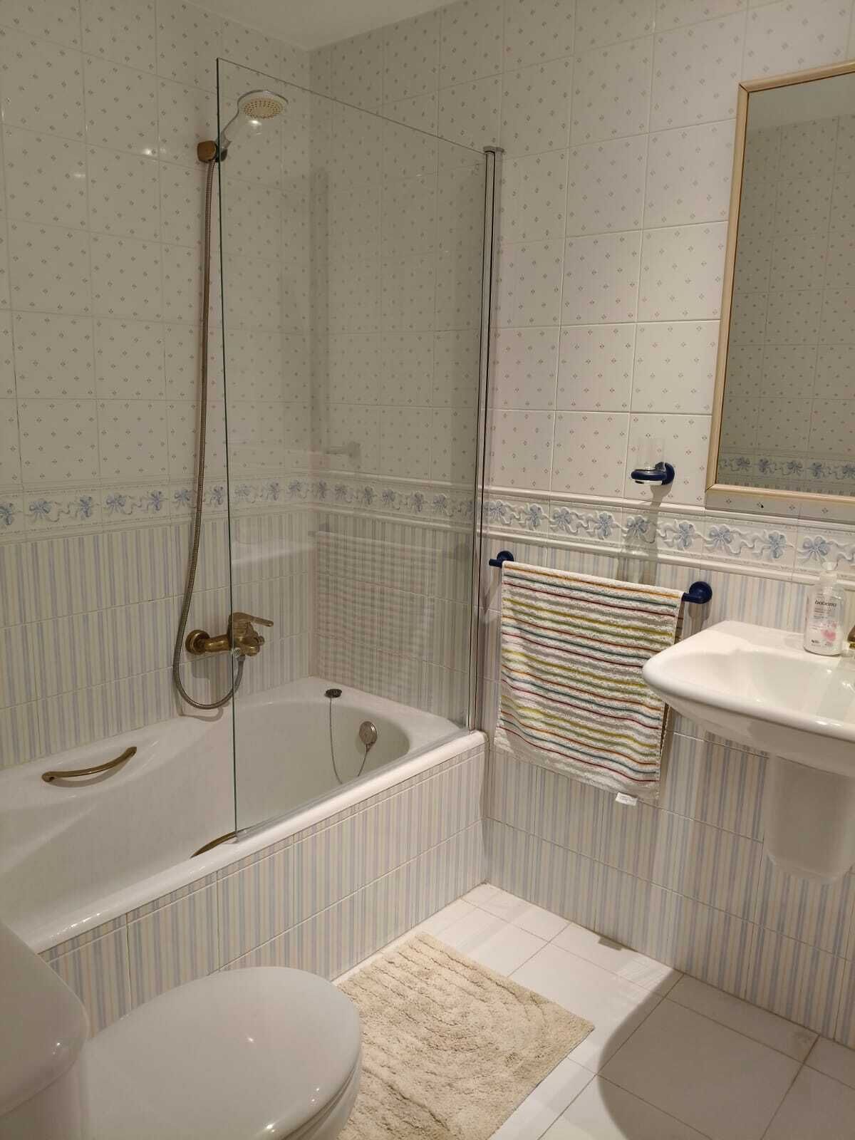 Ein Badezimmer mit Badewanne, Toilette und Waschbecken.