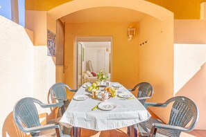 Apartment | Outdoor dining - Apartment in Empuriabrava With Beach Access (Castello d'Empuries)