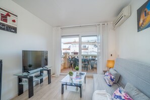 Apartment | Living room - Apartment in Empuriabrava With Beach Access (Castello d'Empuries)