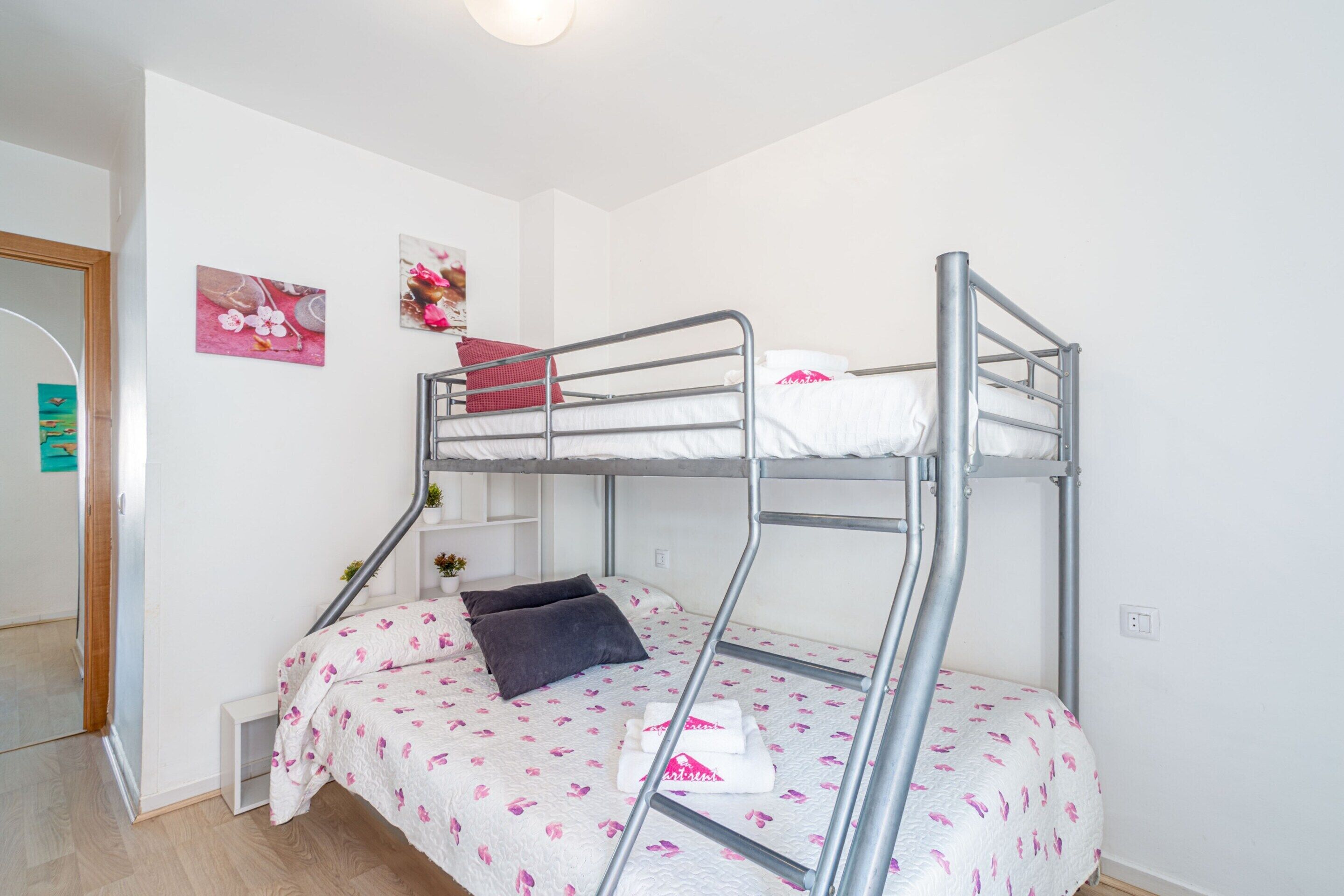 Departamento | 2 habitaciones y tabla de planchar con plancha 