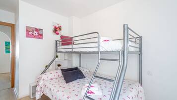 Departamento | 2 habitaciones y tabla de planchar con plancha