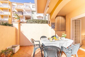Apartment | Outdoor dining - Apartment in Empuriabrava With Beach Access (Castello d'Empuries)