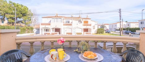 Apartment | Outdoor dining