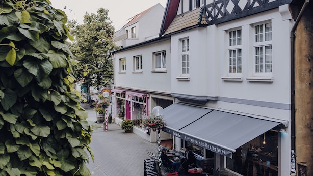 A traditional half-timbered building with a café on the ground floor. - A time-out in the city center (Osnabrück)