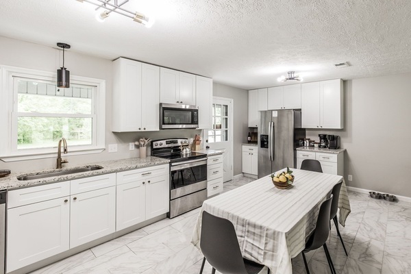 Microondas, horno, parrilla de estufa y lavavajillas