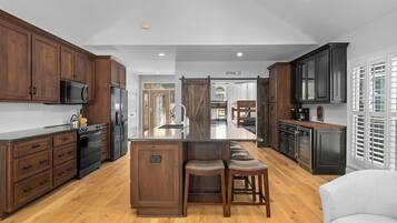 Microonde, forno, piano cottura, lavastoviglie