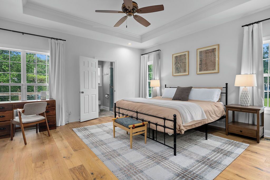 4 bedrooms, iron/ironing board, WiFi, bed sheets