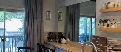 Een magnetron, een oven, een kookplaat, een vaatwasser