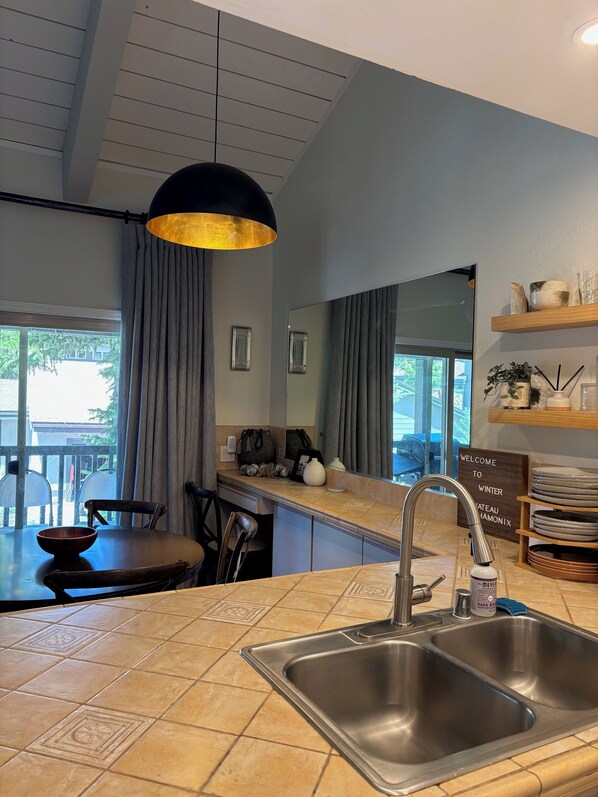 Mikrovågsugn, ugn, spishäll och diskmaskin