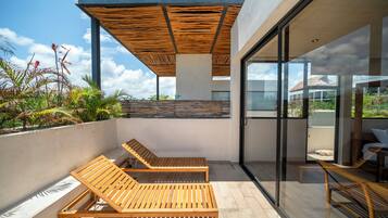 Penthouse de lujo, vista al jardín | Balcón