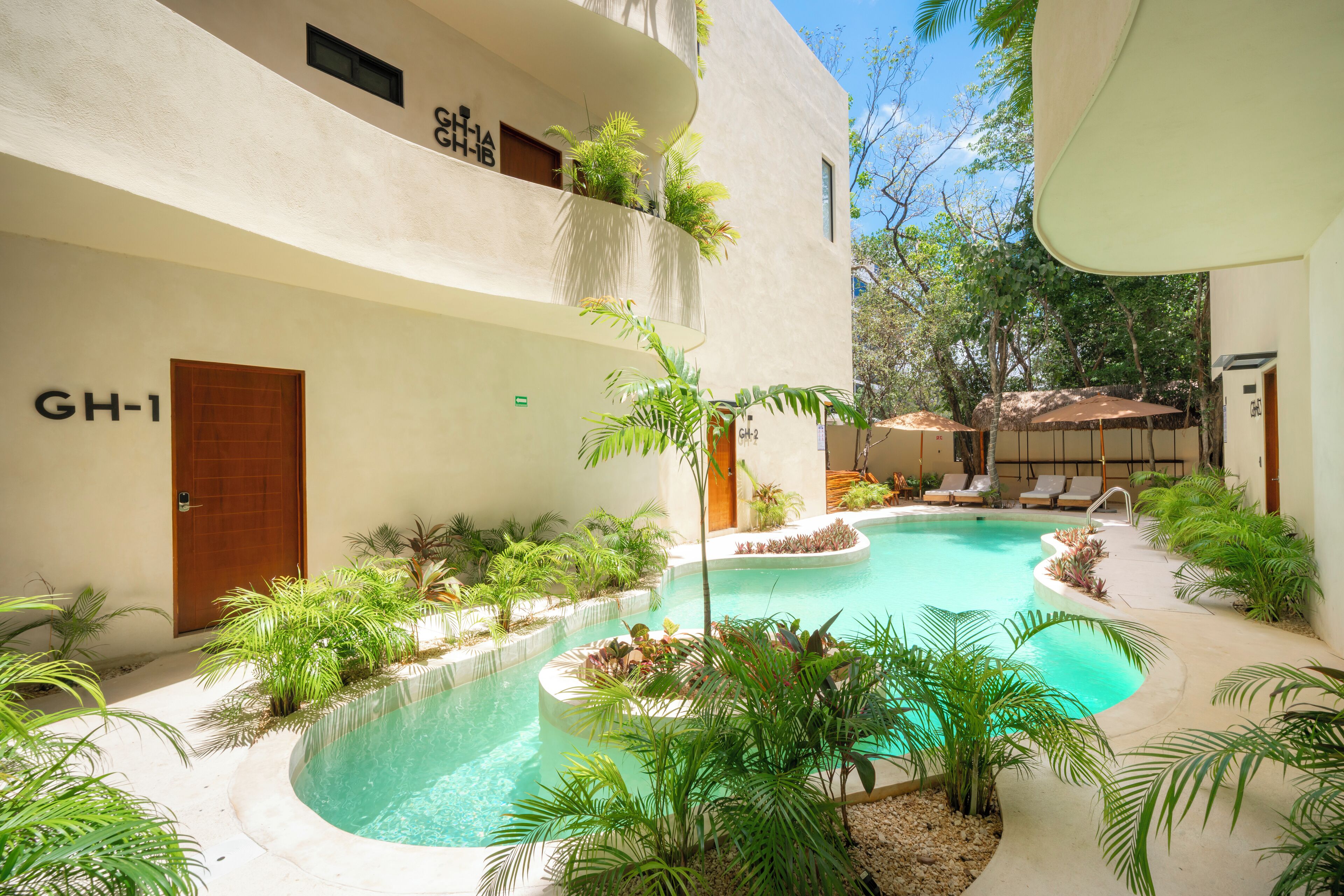 Alberca al aire libre y camas balinesas gratuitas 