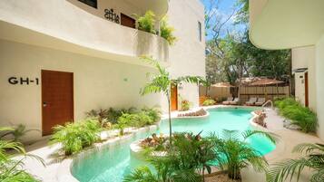 Alberca al aire libre y camas balinesas gratuitas