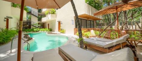 Een buitenzwembad, gratis zwembadcabana's, parasols voor strand/zwembad