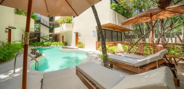 Outdoor pool, free cabanas, pool umbrellas - PH Exclusivo Alberca y Terraza  (Tulum)