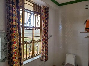 Sèche-cheveux, bidet, savon, papier toilette