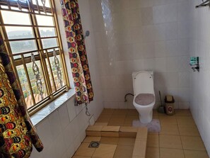 ヘアドライヤー、ビデ、石鹸、トイレットペーパー