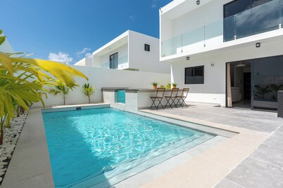 Villa with pool and jacuzzi in Punta Cana with WiFi, AC