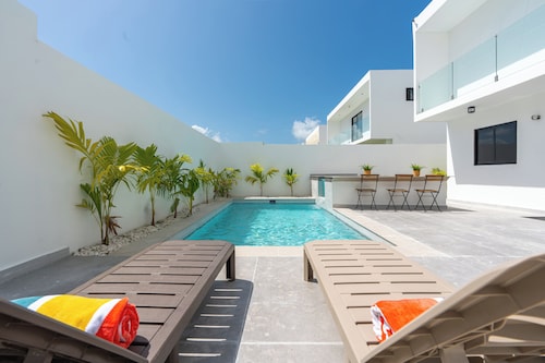 Villa with pool and jacuzzi in Punta Cana with WiFi, AC