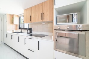 Micro-ondes, four, plaque de cuisson