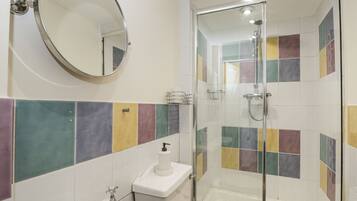 Un baño con bañera, inodoro y ducha.