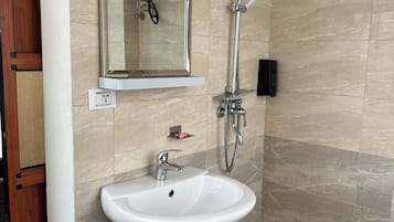 Ducha, secador de pelo, bidé y toallas