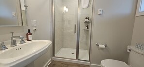 Een haardroger, handdoeken