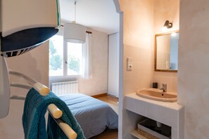 4 dormitorios, tabla de planchar con plancha, wifi gratis y ropa de cama