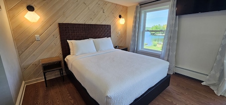 1 bedroom, travel crib, free WiFi, bed sheets. Juniper Motel-Deluxe Double Queen*RM7*Pet Friendly*Lake Access