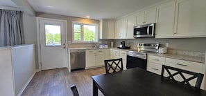 Fridge, microwave, oven, stovetop - Juniper Motel-King Apartment*RM9*ATV Access*Lakefront (Greenville)