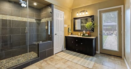 Oasis - Pickleball | Pool | Hot Tub | Game Room!
