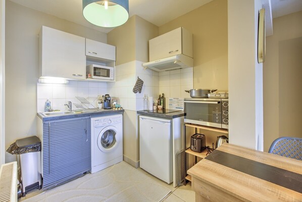 Fridge, microwave, oven, coffee/tea maker