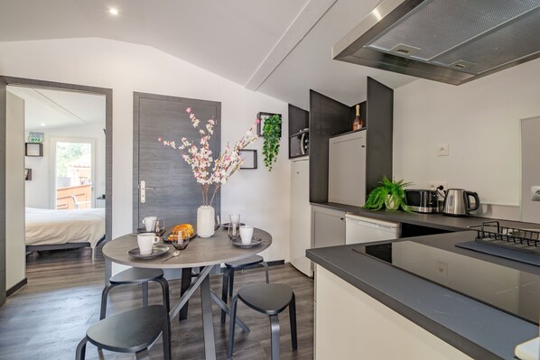 Kühlschrank, Mikrowelle, Wasserkocher mit Kaffee-/Teezubehör, Toaster