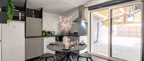 Kühlschrank, Mikrowelle, Wasserkocher mit Kaffee-/Teezubehör, Toaster