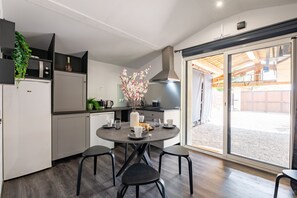 Een koelkast, een magnetron, een koffiezetapparaat/waterkoker