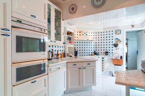 Kühlschrank, Mikrowelle, Ofen, Geschirrspüler
