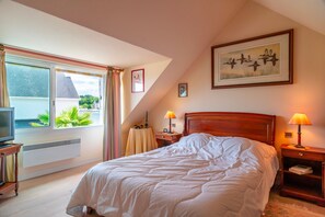 4 bedrooms, iron/ironing board, free WiFi, bed sheets