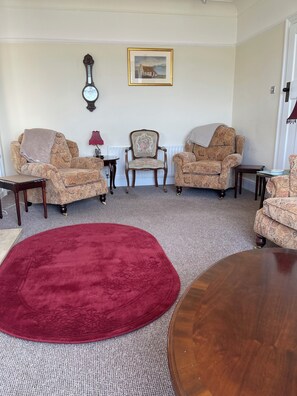 Living area - Pleasant 4-bedroom house, WiFi & TV near Portrush & Portstewart.
SEA & GOLF VIEW (Portstewart)