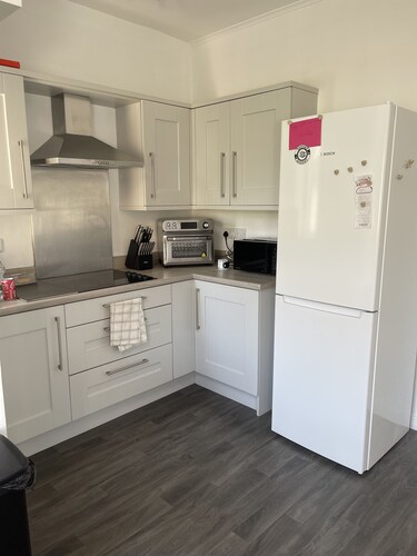 Pleasant 4-bedroom house, WiFi & TV near Portrush & Portstewart.
SEA & GOLF VIEW