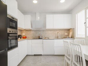 Kühlschrank, Mikrowelle, Ofen, Geschirrspüler