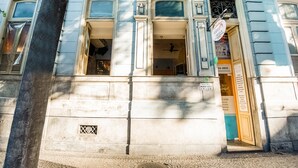 Hotellin julkisivu, jossa on suuret ikkunat, parveke ja kyltti, josta ilmenee, että kyseessä on hotelli.