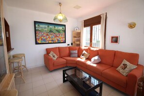 Living room - Villa in Empuriabrava by Sant Maurici Lake (Castello d'Empuries)